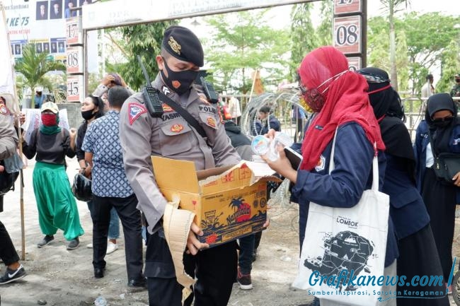 Usai Demo, Polisi Dan Mahasiswa Di Sumbawa Bersihkan Sampah Bersama-sama